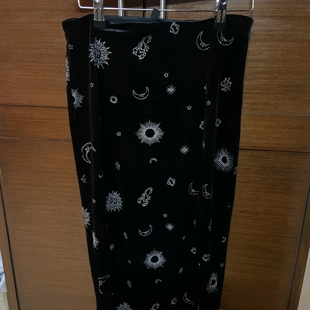 H&M black velvet skirt - Picture 5 of 11